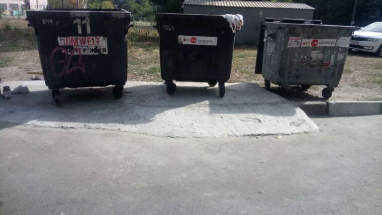 У Шевченківському районі облаштовують пандуси на сміттєвих майданчиках