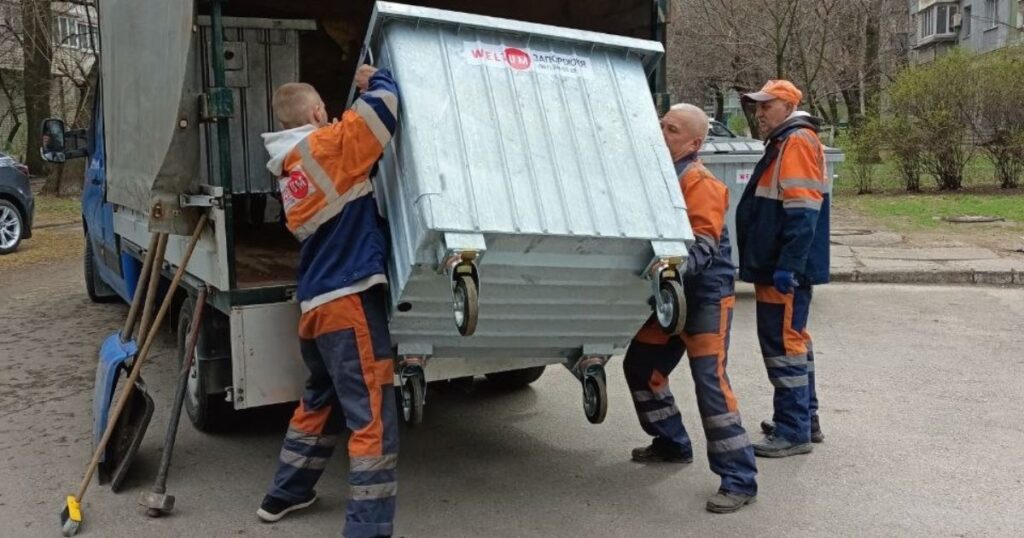 Щорічна планова заміна контейнерів для побутових відходів. Наразі роботи тривають у Дніпровському р-ні м. Запоріжжя
