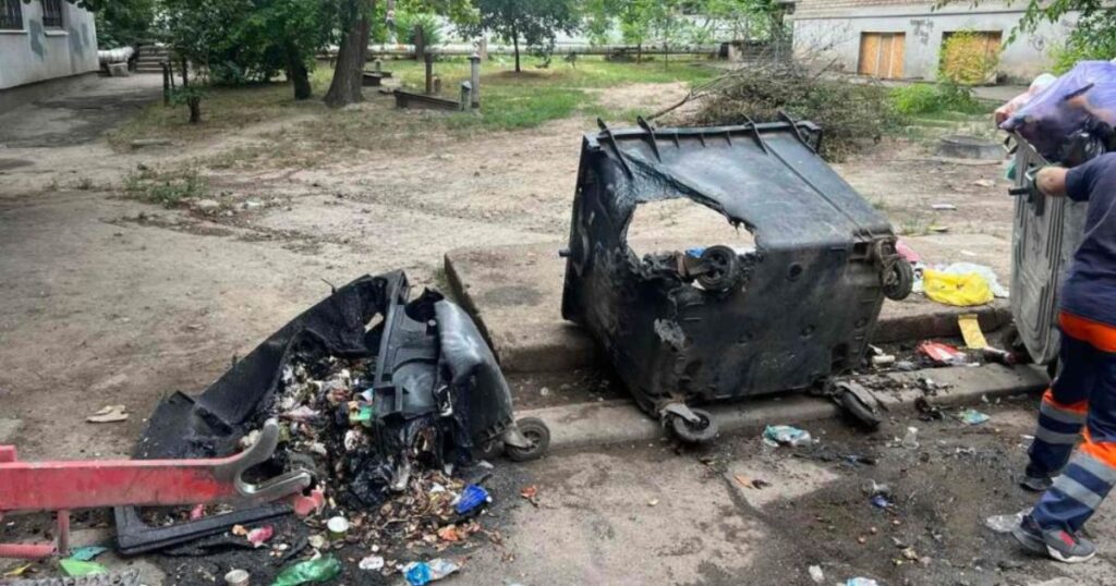 Вандали продовжують нищити контейнери! Повідомляйте поліцію та звертайтеся на «Гарячу лінію» ТОВ «ВЕЛЬТУМ-ЗАПОРІЖЖЯ»